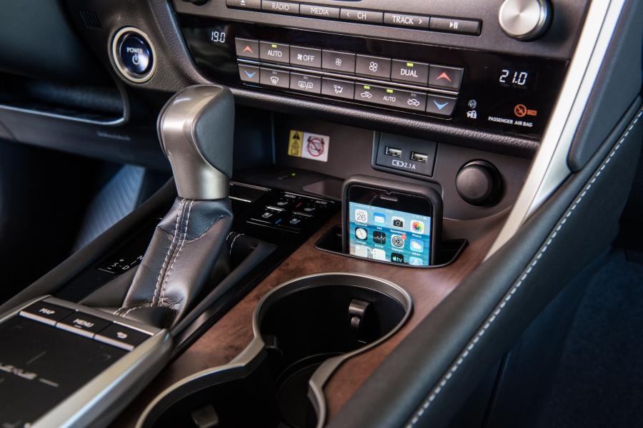 Детали интерьера Lexus RX450h 2019 года  (WW) (фото 88 из 97)